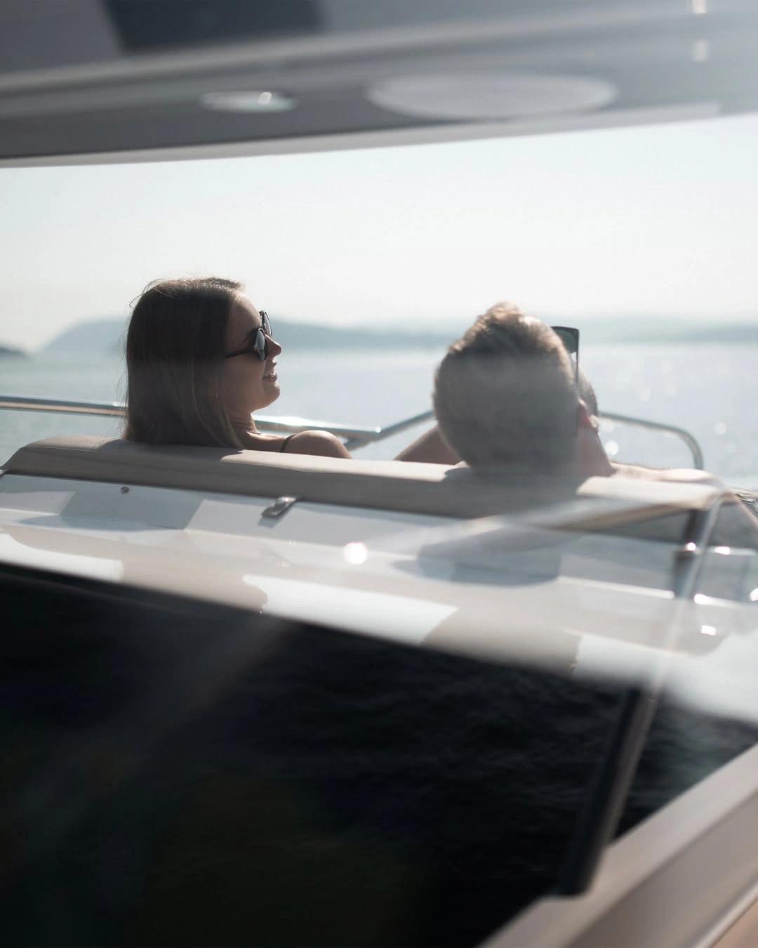 Deux femmes profitant d'une location de bateau à Île-Rousse en Balagne avec vue sur la mer
