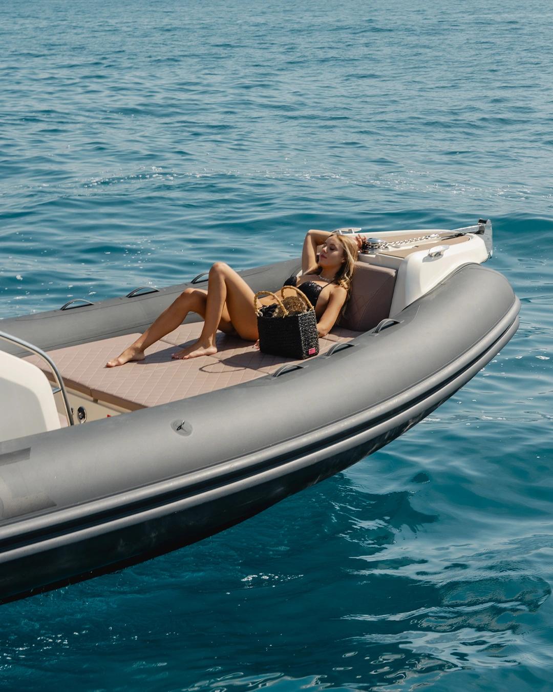 Femme profitant de la location de bateau à Île-Rousse en Balagne sur une mer turquoise
