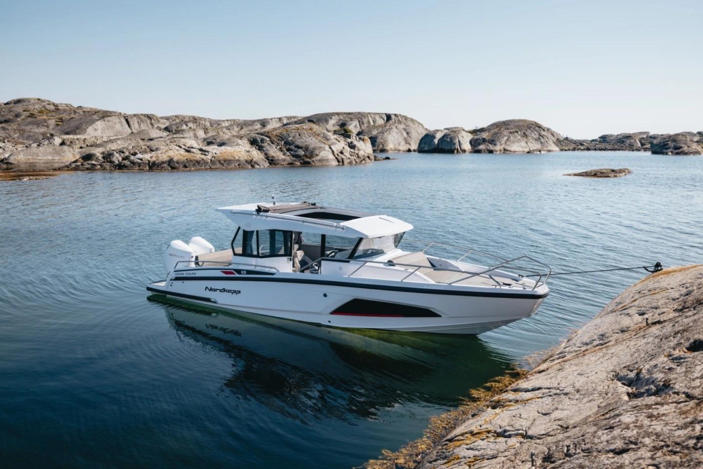 Bateau de plaisance blanc amarré en eaux turquoise près d'Île-Rousse à vendre