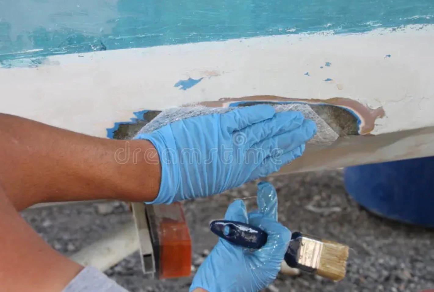 Entretien de bateau à Île-Rousse en Balagne avec peinture bleue et outils professionnels