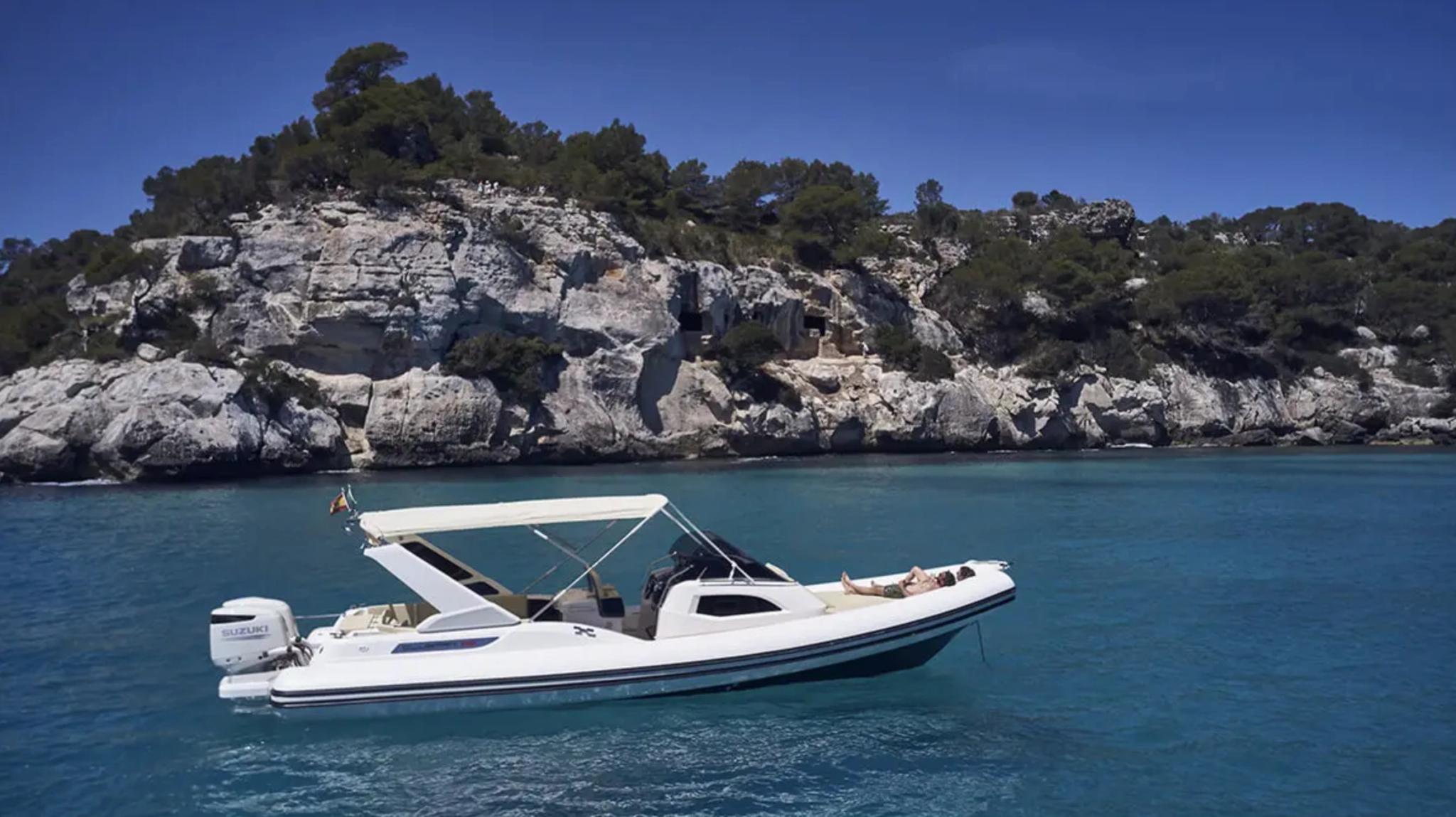 Vente de bateau de plaisance à Île-Rousse avec vue sur côte rocheuse méditerranéenne