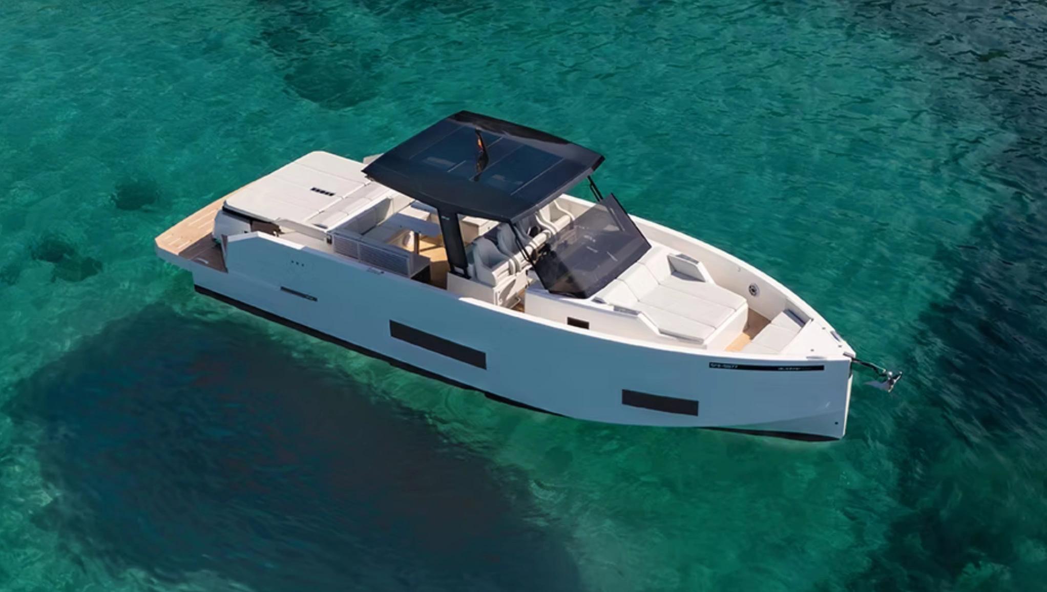 Location de bateau à moteur blanc amarré en eaux turquoise à Île-Rousse en Balagne