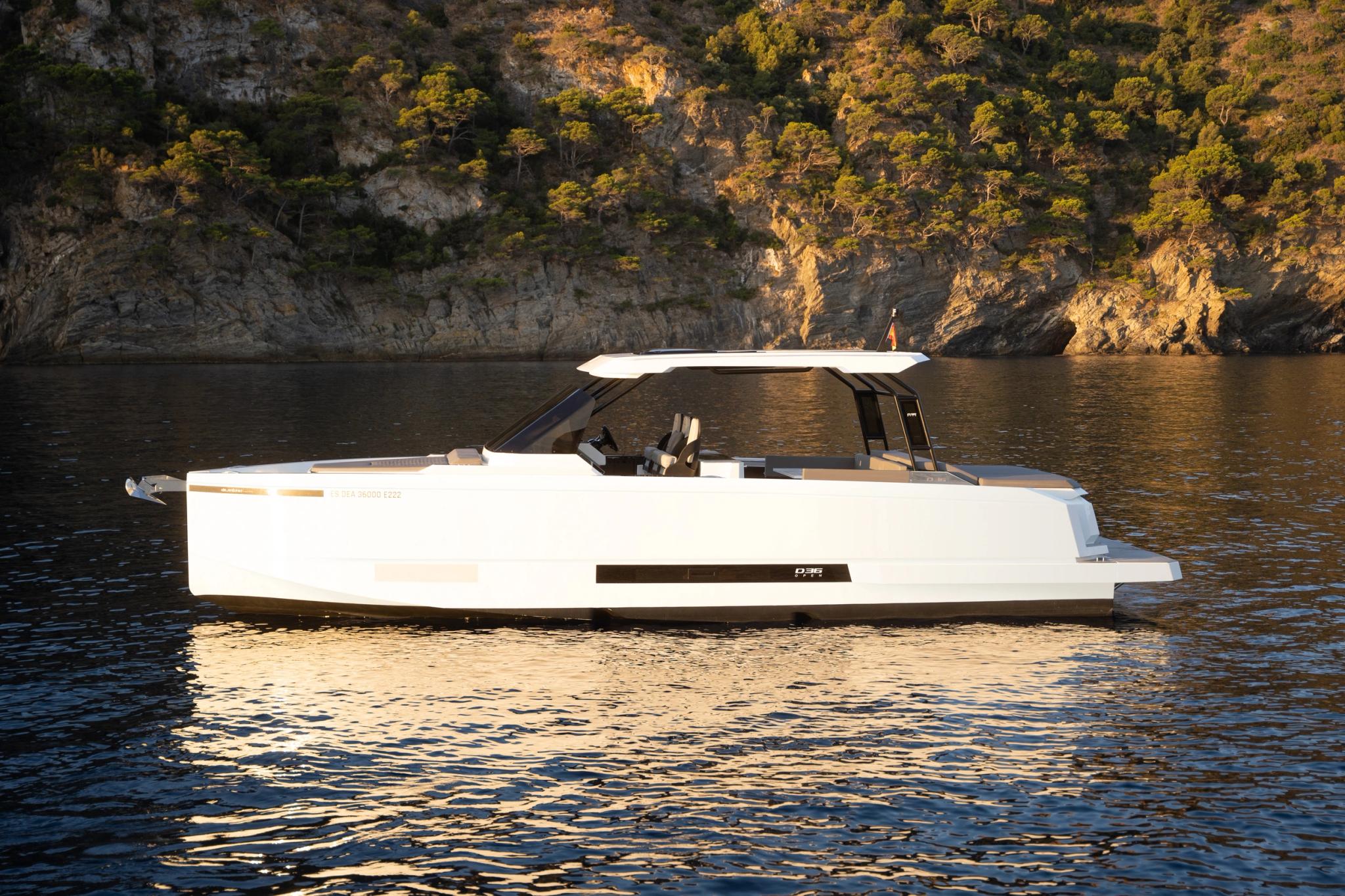 Vente de bateau de plaisance moderne à Île-Rousse avec vue sur falaises rocheuses
