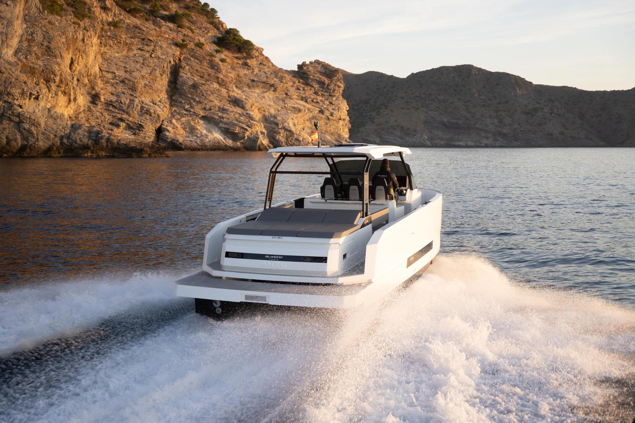 Location de bateau à Île-Rousse en Balagne avec vedette blanche sur plage