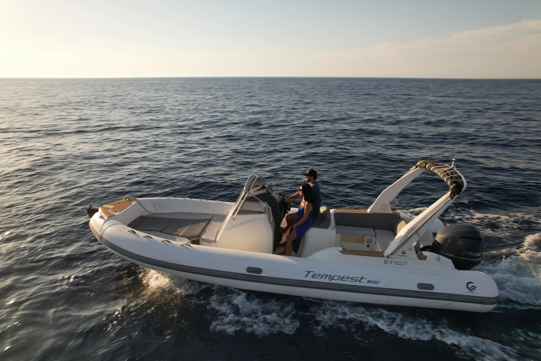 Location de bateau à Île-Rousse en Balagne avec vedette moteur blanche en mer
