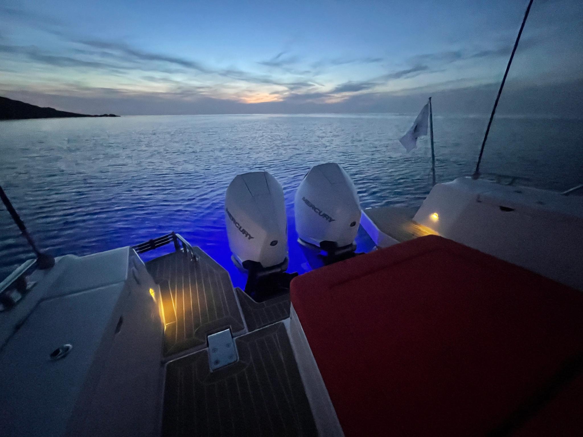 Bateau de plaisance à moteur amarré au coucher de soleil à Île-Rousse pour vente