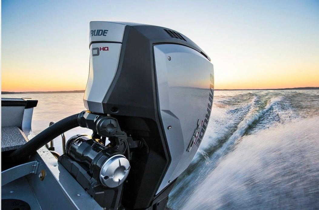 Moteur hors-bord blanc pour vente de bateau de plaisance à Île-Rousse en mer